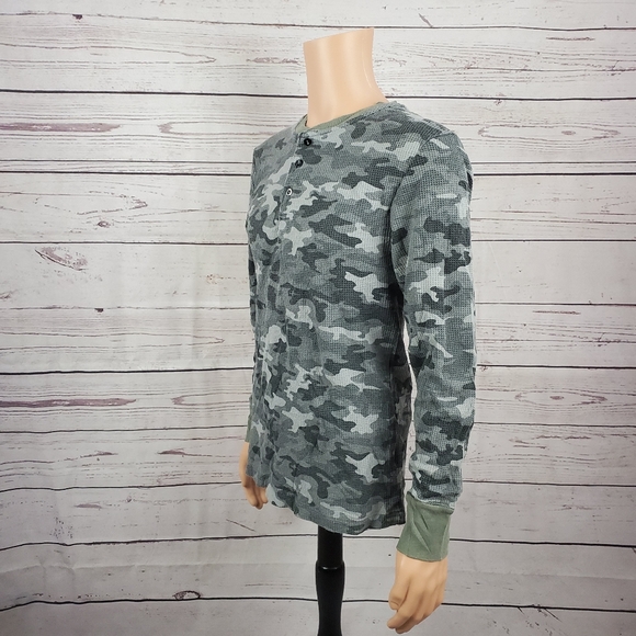 mens medium camouflage shirt ( 5 for $20 ) - Picture 3 of 7